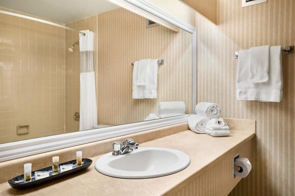هتل The Senator Hotel & Conference Centre Timmins