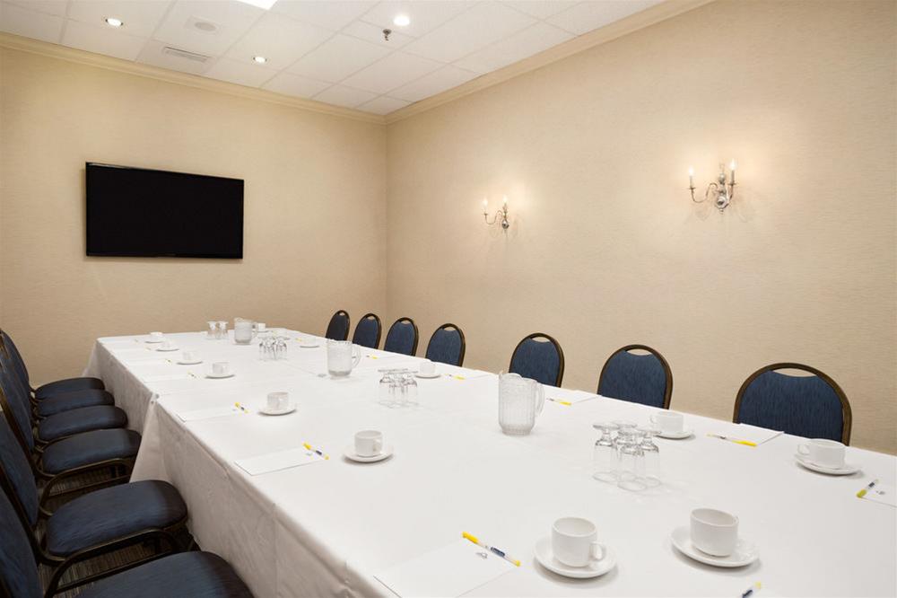 هتل The Senator Hotel & Conference Centre Timmins