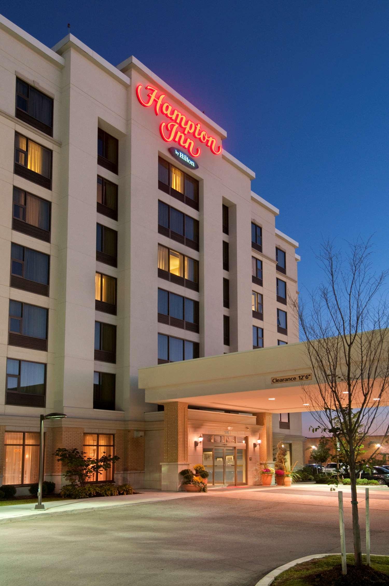هتل Hampton Inn by Hilton Toronto Airport Corporate Centre تورنتو
