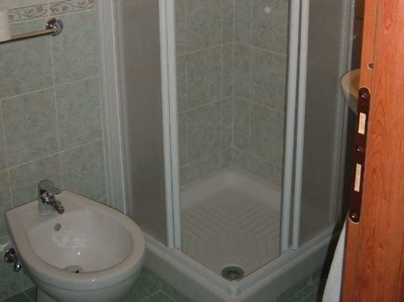 هتل Hotelier Evergreen رم