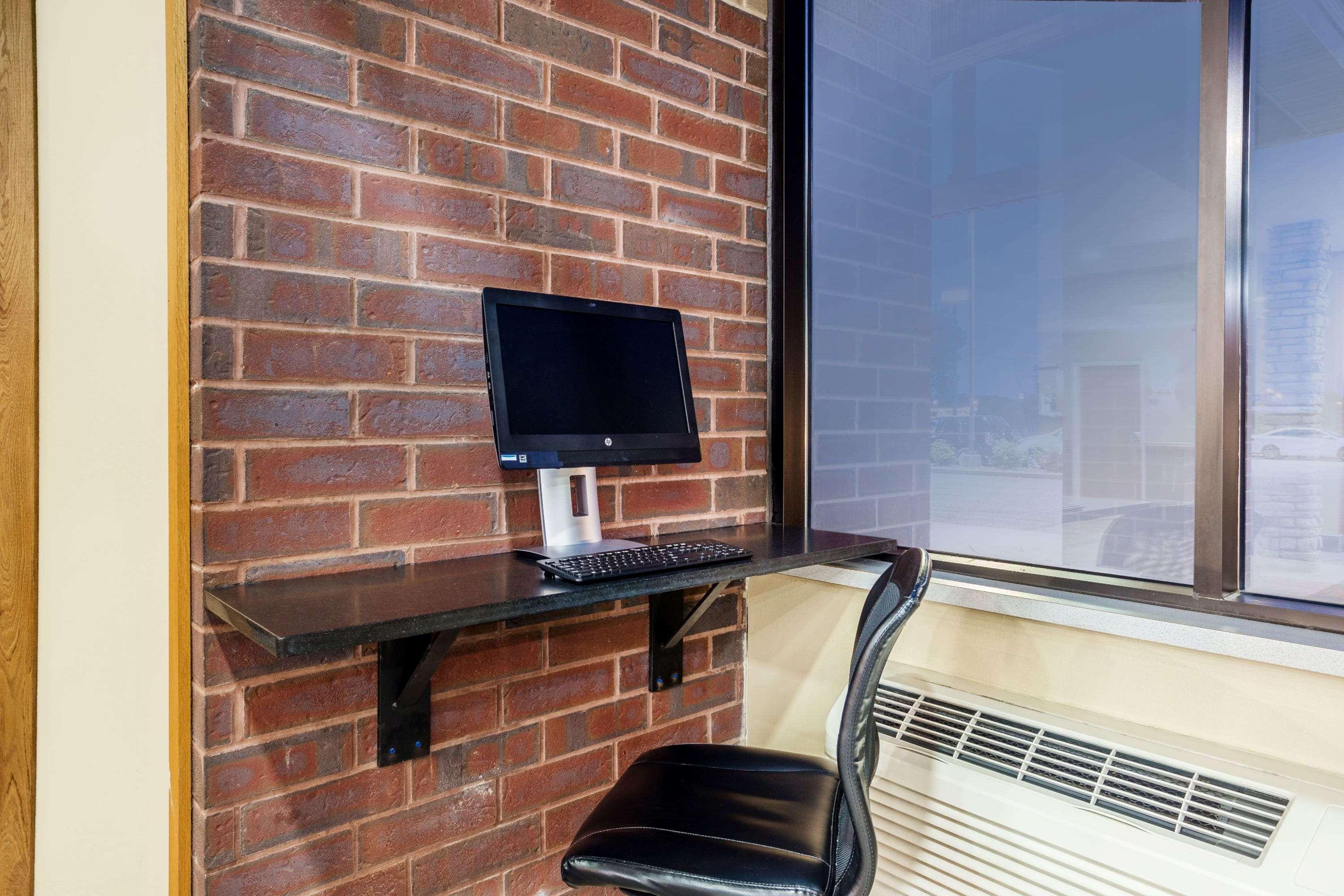 هتل AmericInn Hotel & Suites New Lisbon